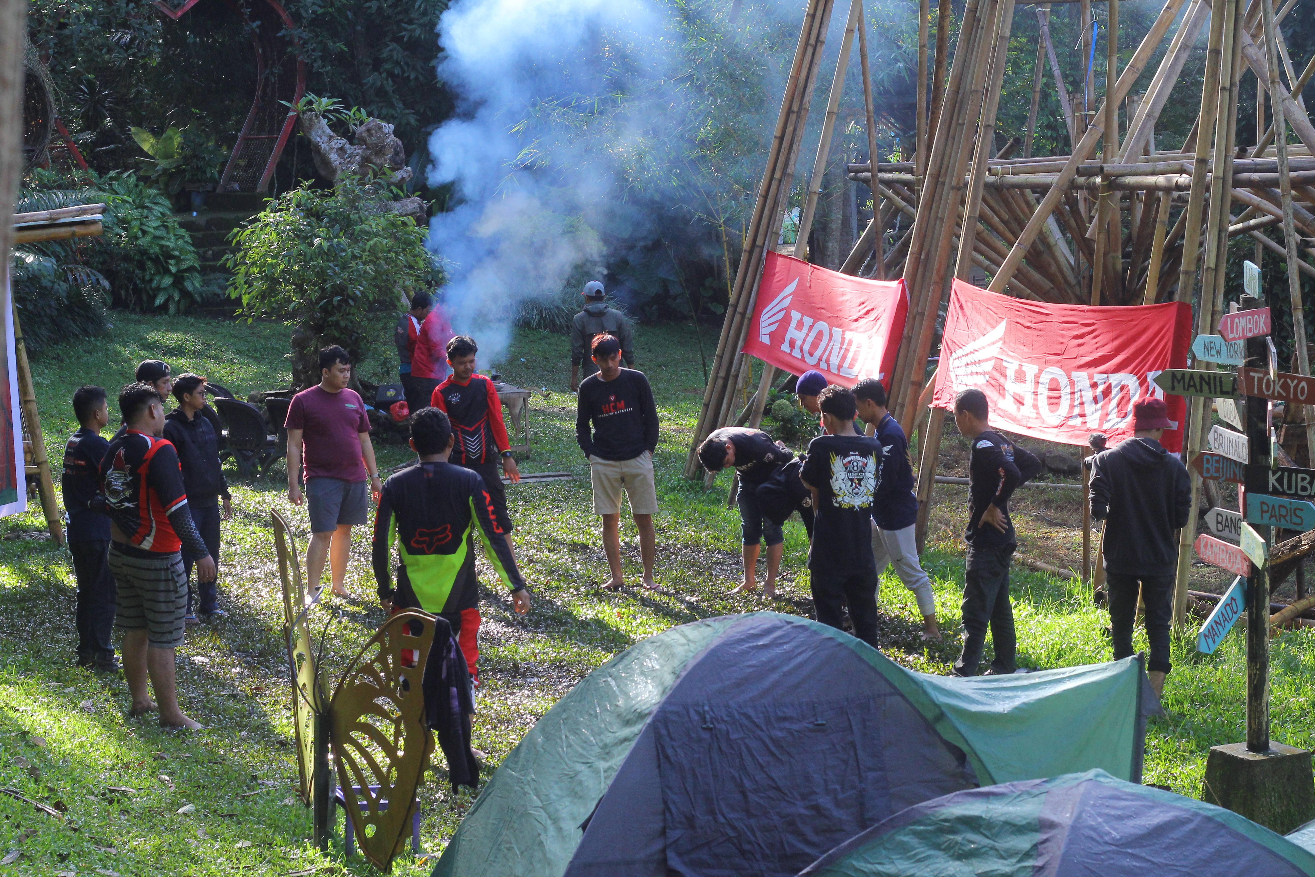 Para peserta Honda Bikers Adventure Camp melakukan senam pagi